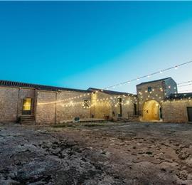  6 bedroom villa with heated pool in Modica, sleeps 18